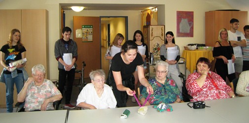 Präsentation der Fühlobjekte im Seniorenheim