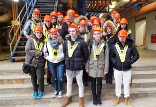 Schüler in der Zuckerfabrik