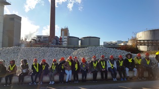 Schüler vor der Zuckerfabrik
