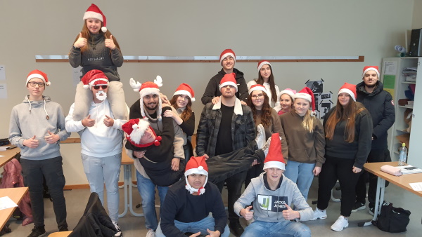 Schüler mit Nikolausmütze