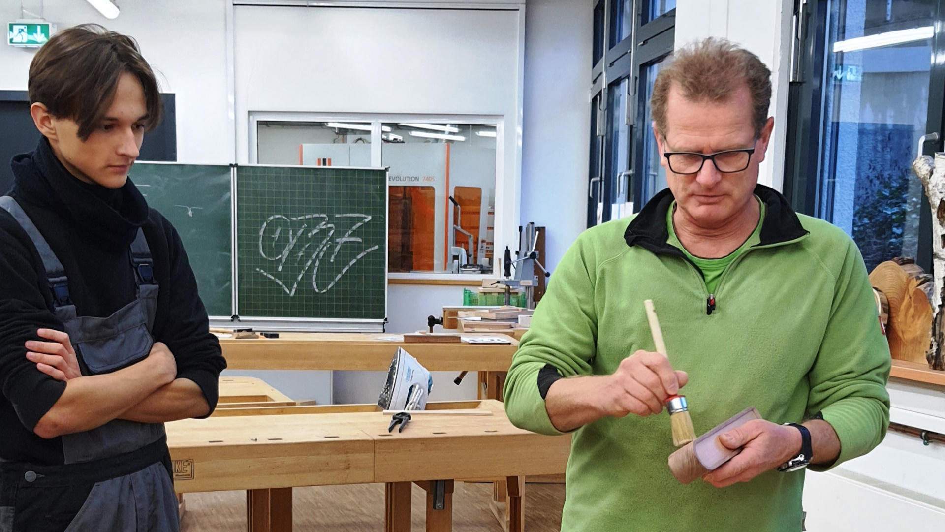 Teamarbeit in der Holzwerkstatt