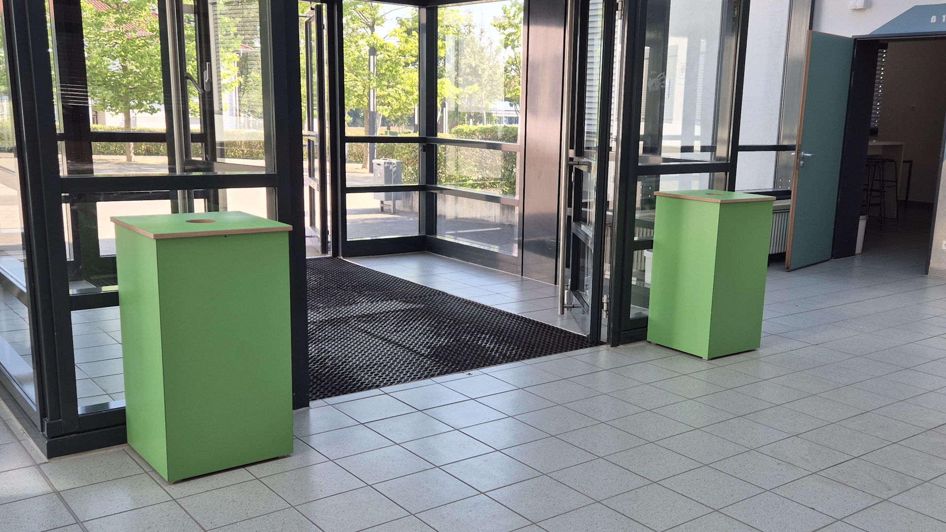 Sammelboxen im Eingangsbereich der Schule