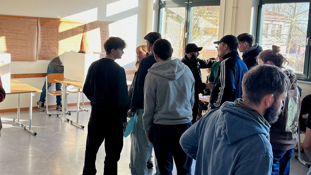 Schüler bei der Juniorwahl