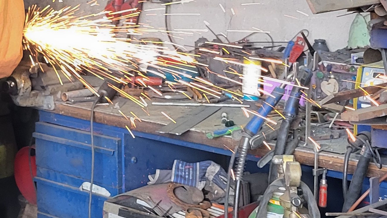 Arbeit in der Metallwerkstatt