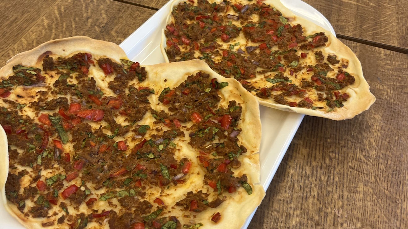 Zwei fertige Lahmacun