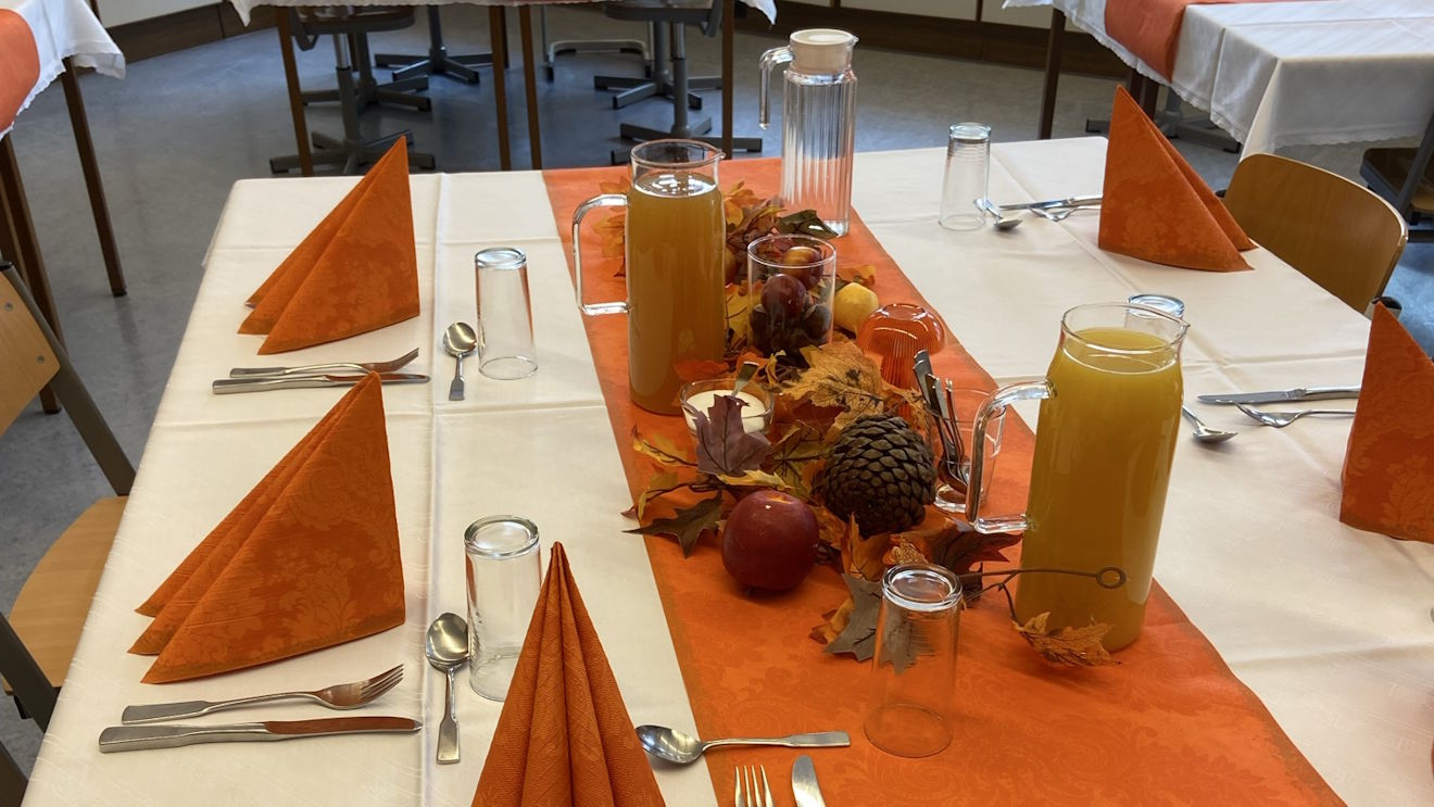 Herbstlich gedeckter Tisch