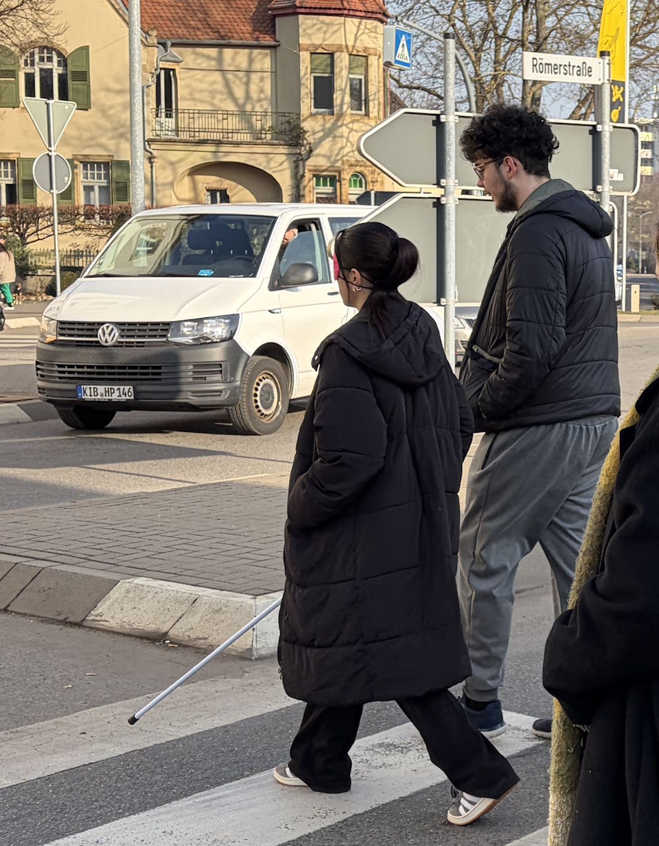 Blind über einen Fußgängerüberweg