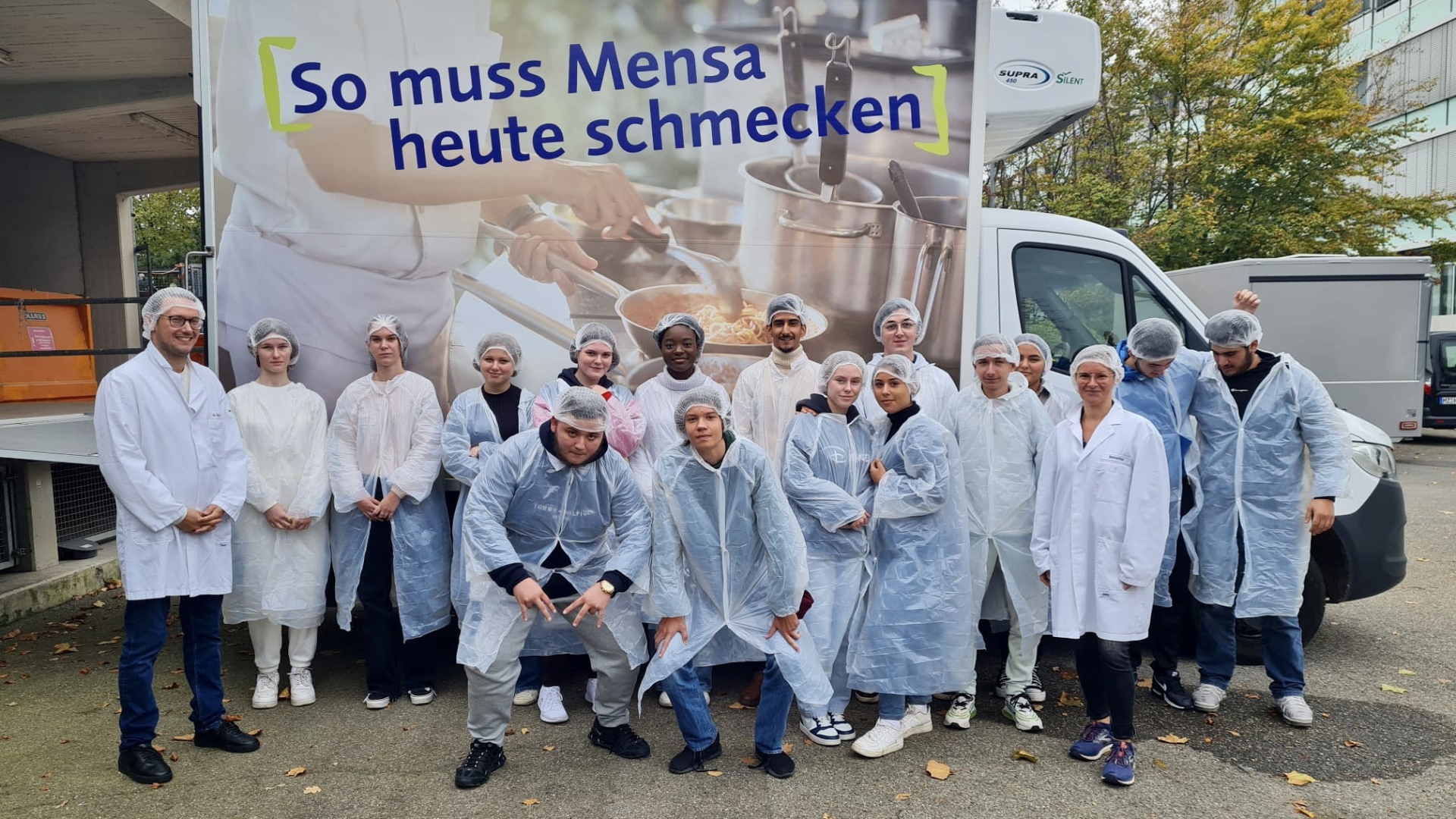 Schüler vor der Mensa