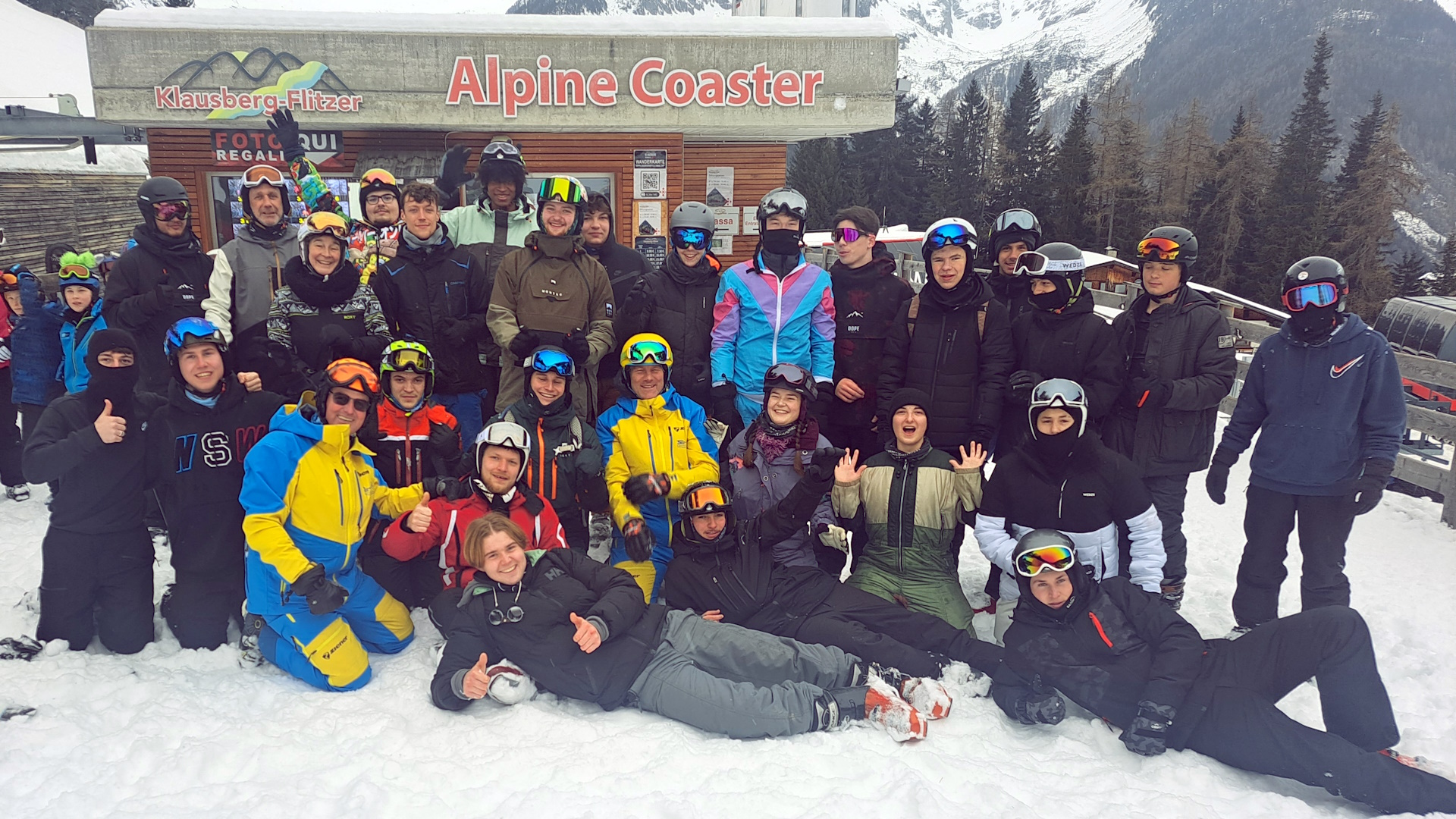 Schülergruppe im Schnee