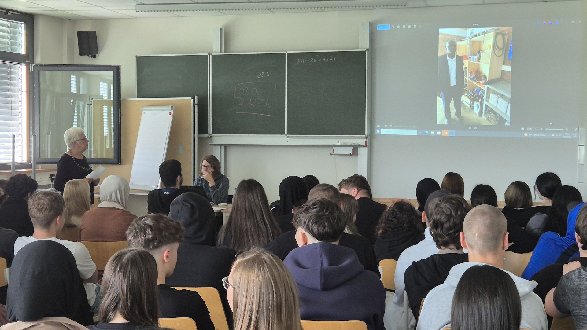 Schüler beim Vortrag zur Partnerschule